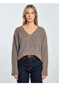 Big-Star - Sweter damski v-neck z dodatkiem wełny brązowy Violina 804. Okazja: do pracy, na co dzień. Kolor: brązowy. Materiał: wełna. Wzór: ze splotem, jednolity. Styl: klasyczny, casual