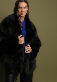 Born2be - Czarna Dwurzędowa Kurtka Futerko o Fasonie Oversize Asinella. Okazja: na co dzień, na randkę, na spacer. Kolor: czarny. Materiał: futro. Styl: casual #2