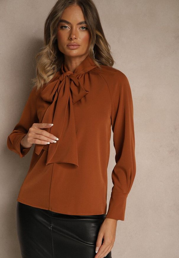 Renee - Brązowa Bluzka Vices Ozdobiona Kokardą Overile. Okazja: na co dzień. Typ kołnierza: kokarda. Kolor: brązowy. Materiał: jeans. Wzór: aplikacja. Styl: elegancki, casual, klasyczny
