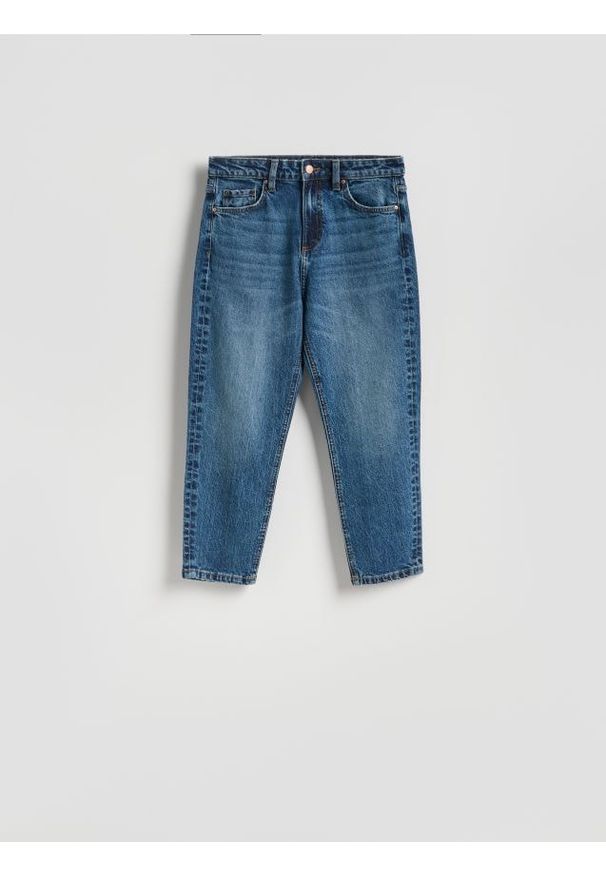 Reserved - Jeansy mom fit z krótszą nogawką - granatowy. Kolor: niebieski. Długość: krótkie