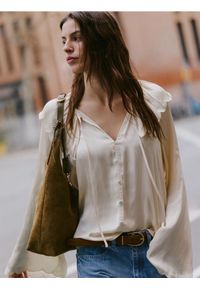 Reserved - Bluzka z ozdobnym kołnierzem - kremowy. Kolor: kremowy. Materiał: tkanina. Wzór: gładki #1