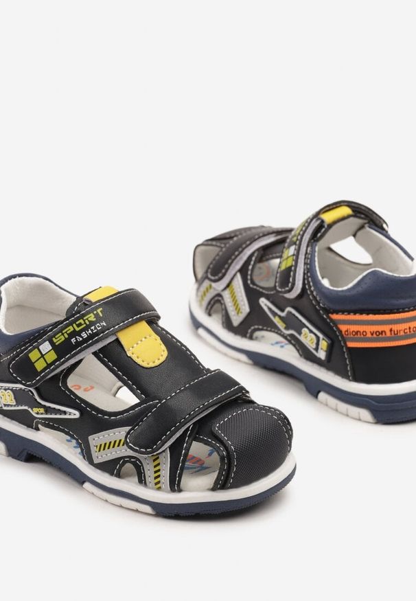 Born2be - Granatowe Sandały z Geometrycznym Wzorem Linasenia. Okazja: na co dzień. Zapięcie: rzepy. Kolor: niebieski. Wzór: geometria. Styl: klasyczny, casual