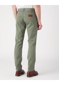 Wrangler - WRANGLER MĘSKIE SPODNIE MATERIAŁOWE GREENSBORO DUSTY OLIVE 112341466. Materiał: materiał #5