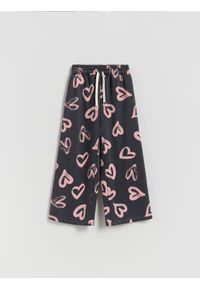 Reserved - Spodnie dresowe z nadrukiem - ciemnoszary. Kolor: szary. Materiał: dresówka. Wzór: nadruk #1