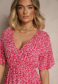 Renee - Różowa Rozkloszowana Sukienka Bawełniana w Kwiatowy Print Ezrive. Okazja: na co dzień. Typ kołnierza: dekolt w kształcie V. Kolor: różowy. Materiał: bawełna. Długość rękawa: krótki rękaw. Wzór: kwiaty, nadruk. Sezon: lato. Styl: klasyczny, casual #5