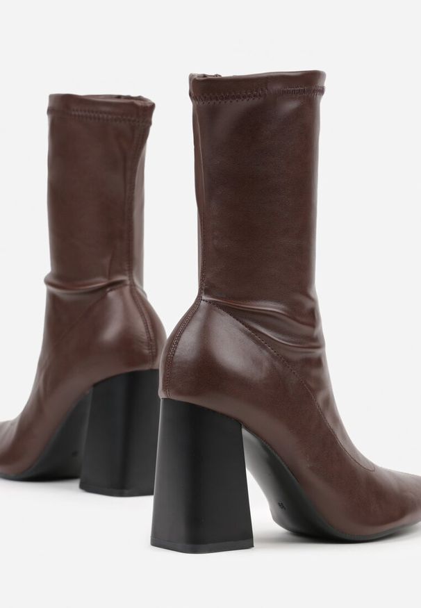 Born2be - Brązowe Eleganckie Botki Vices na Słupku z Dopasowaną Cholewką Alivitta. Okazja: na co dzień. Kolor: brązowy. Materiał: jeans. Szerokość cholewki: normalna. Obcas: na słupku. Styl: elegancki. Wysokość obcasa: średni