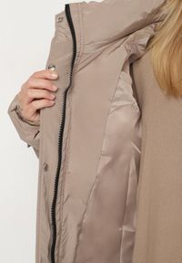 Born2be - Beżowa Pikowana Kurtka Oversize z Kapturem i Paskami przy Rękawach Unitessa. Okazja: na spacer, na co dzień. Typ kołnierza: kaptur. Kolor: beżowy. Materiał: jeans. Wzór: paski. Styl: casual #6