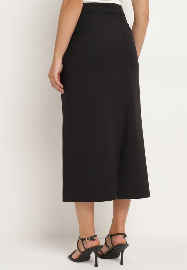 Born2be - Czarna Spódnica o Trapezowym Kroju z Rozporkiem Zapinana na Zamek Błyskawiczny Tiamarue. Kolor: czarny. Materiał: materiał. Wzór: aplikacja. Styl: klasyczny