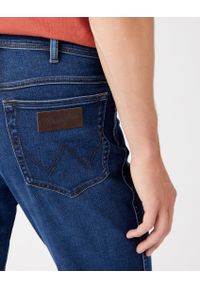 Wrangler - WRANGLER TEXAS SLIM MĘSKIE SPODNIE JEANSOWE BLUE SILK W12SCV39Z