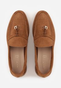 Renee - Jasnobrązowe Mokasyny VICES Casualowe ze Skórzaną Wkładką i Metalowymi Ozdobami Dinsmore. Okazja: na co dzień. Nosek buta: okrągły. Kolor: brązowy. Materiał: skóra. Wzór: aplikacja. Obcas: na obcasie. Styl: casual. Wysokość obcasa: niski #5