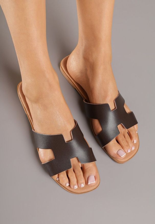 Renee - Ciemnobrązowe Klapki Vices ze Skóry Naturalnej Ozdobione Wycięciami Arqelia. Okazja: na co dzień. Kolor: brązowy. Materiał: skóra. Wzór: aplikacja. Styl: casual, elegancki