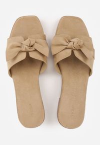 Renee - Beżowe Klapki VICES na Niskim Słupku z Ozdobną Kokardą z Imitacji Zamszu Mole. Okazja: na co dzień. Kolor: beżowy. Materiał: zamsz. Wzór: kwiaty, aplikacja. Sezon: lato. Obcas: na słupku. Styl: casual, elegancki. Wysokość obcasa: niski #3