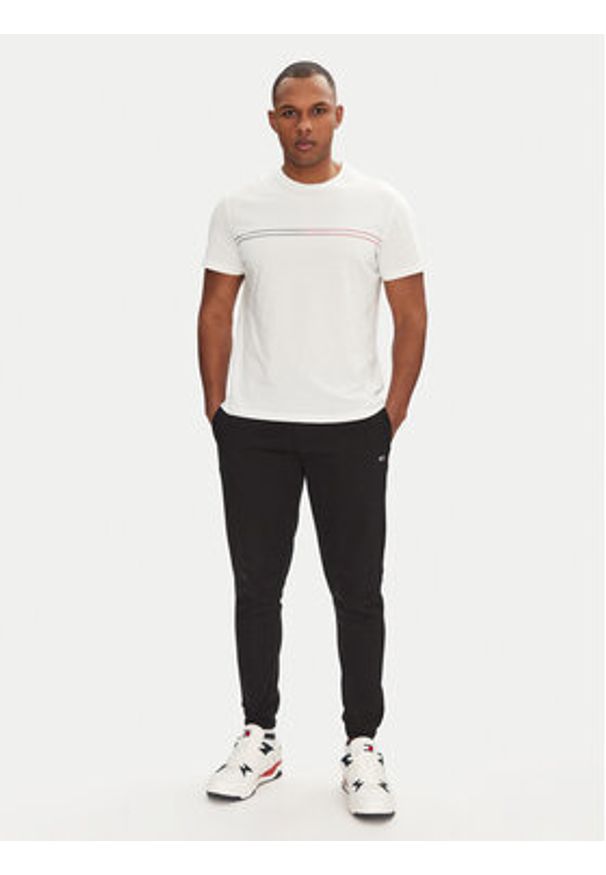 Tommy Jeans Spodnie dresowe Flag DM0DM20473 Czarny Slim Fit. Kolor: czarny. Materiał: bawełna
