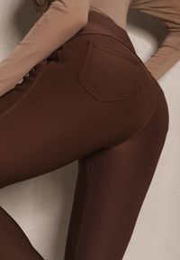 Renee - Brązowe Spodnie o Fasonie Skinny z Gumką w Pasie i Kieszeniami Rizeena. Okazja: na co dzień. Kolor: brązowy. Styl: elegancki, casual #5