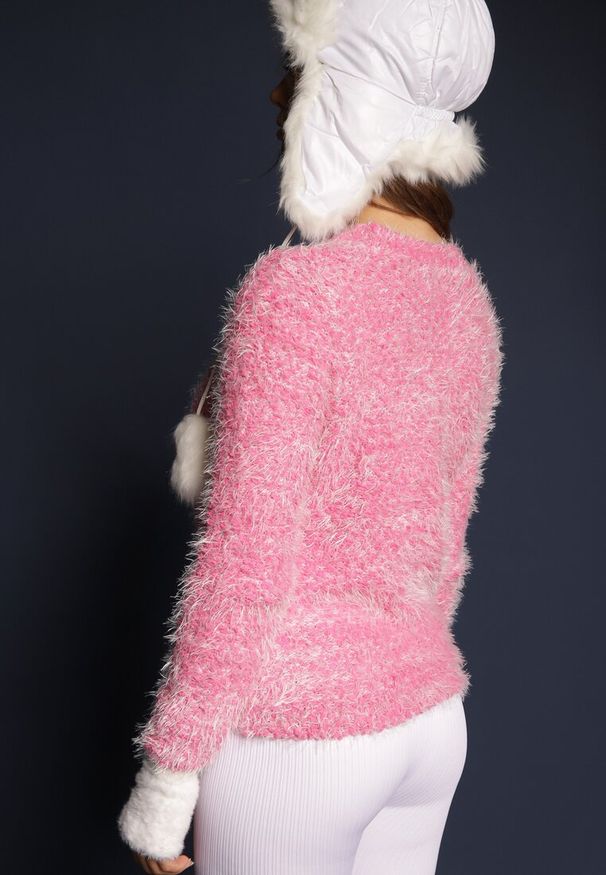 Renee - Różowy Sweter z Puchatego Gładkiej Materiału z Okrągłym Dekoltem i Długim Rękawem Klarrilo. Kolor: różowy. Materiał: materiał. Długość rękawa: długi rękaw. Długość: długie. Wzór: gładki. Sezon: jesień, zima