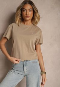 Renee - Beżowy T-shirt z Dłuższym Tyłem Zdobiony Haftem Ninilla. Okazja: na co dzień. Kolor: beżowy. Materiał: skóra. Długość: długie. Wzór: haft, aplikacja. Sezon: lato, wiosna. Styl: casual, elegancki #3
