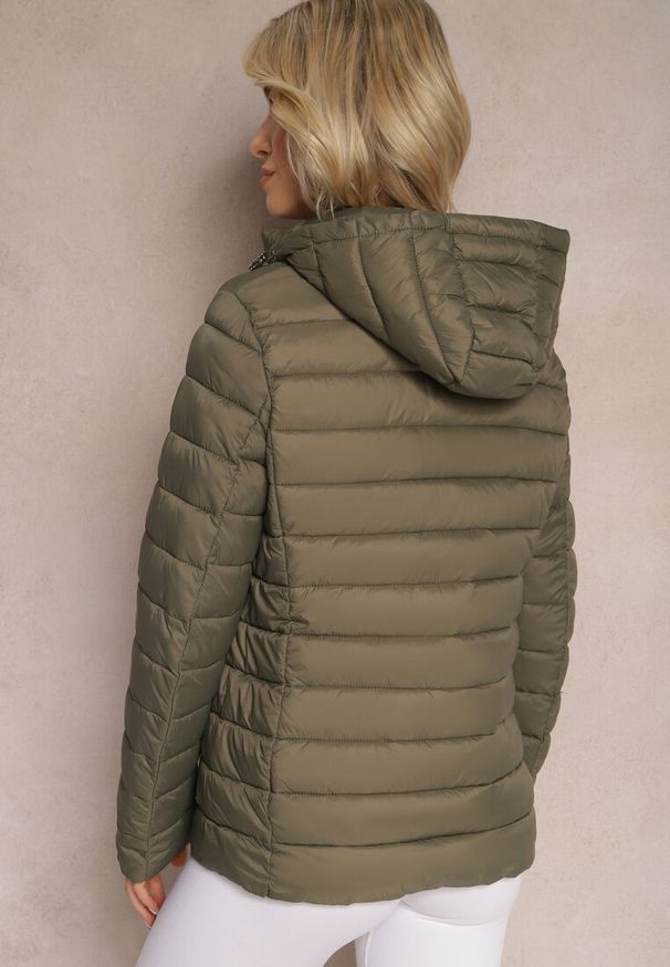 Renee - Ciemnozielona Kurtka Pikowana Jyva. Kolekcja: plus size. Kolor: zielony. Materiał: materiał, tkanina. Długość rękawa: długi rękaw. Długość: długie. Sezon: zima, jesień