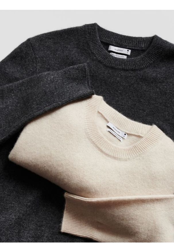 Reserved - Sweter z wełną i dodatkiem kaszmiru - beżowy. Kolor: beżowy. Materiał: wełna, kaszmir