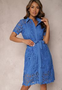 Renee - Niebieska Koszulowa Sukienka Midi z Ażurowym Zdobieniem Tatrasi. Kolor: niebieski. Materiał: koronka, materiał. Długość rękawa: krótki rękaw. Wzór: aplikacja, ażurowy. Typ sukienki: koszulowe. Długość: midi #5