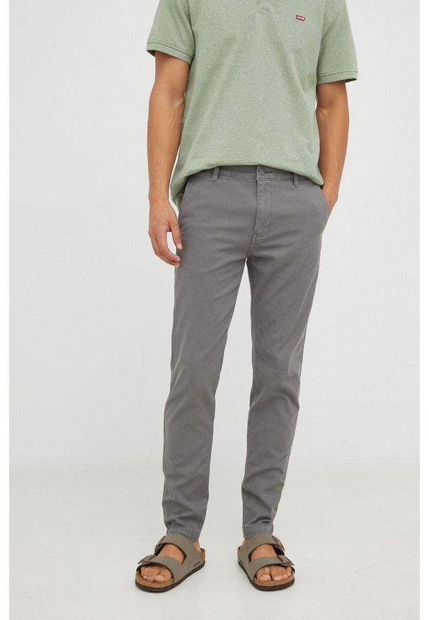 Levi's® - Levi's spodnie męskie kolor szary w fasonie chinos. Okazja: na spotkanie biznesowe. Kolor: szary. Materiał: tkanina, materiał. Styl: biznesowy