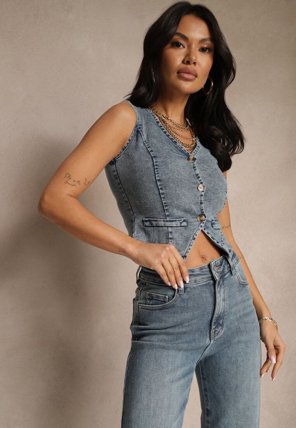 Renee - Niebieska Kamizelka Jeansowa z Bawełną Ozdobiona Imitacją Kieszeni Mailirisa. Kolor: niebieski. Materiał: bawełna, jeans. Wzór: aplikacja. Sezon: lato