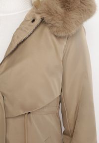 Born2be - Beżowa Kurtka za Kolano ze Ściągaczem i Kapturem z Futerkiem Adoresa. Okazja: na co dzień. Kolor: beżowy. Materiał: futro. Styl: casual #7
