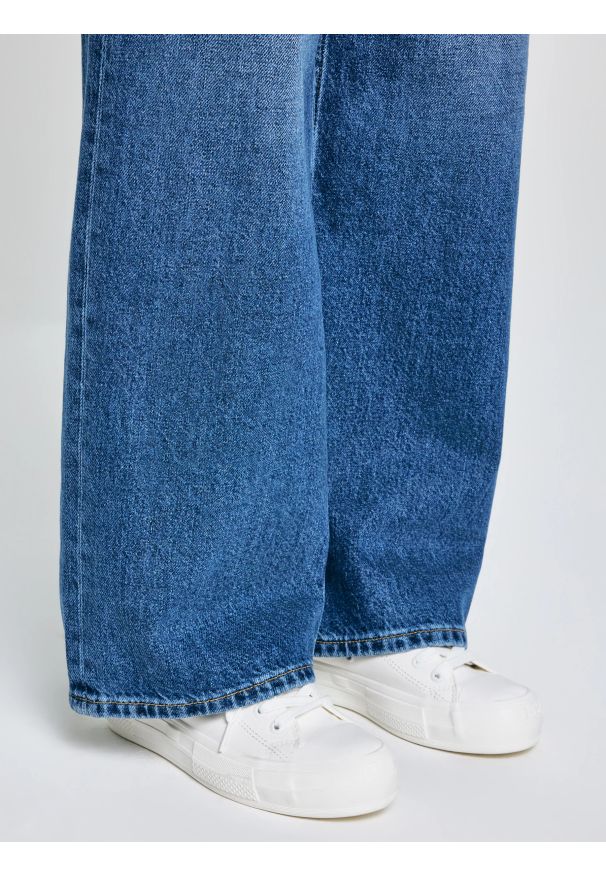 Big-Star - Trampki damskie białe NN274853 101. Nosek buta: okrągły. Zapięcie: sznurówki. Kolor: biały. Materiał: jeans, materiał. Sezon: lato. Styl: klasyczny