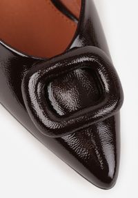 Renee - Brązowe Czółenka Vices na Słupku z Wkładką ze Skóry Naturalnej i Klamrą Apanelle. Okazja: na spotkanie biznesowe. Zapięcie: klamry. Kolor: brązowy. Materiał: skóra. Obcas: na słupku. Styl: biznesowy, elegancki. Wysokość obcasa: średni #3