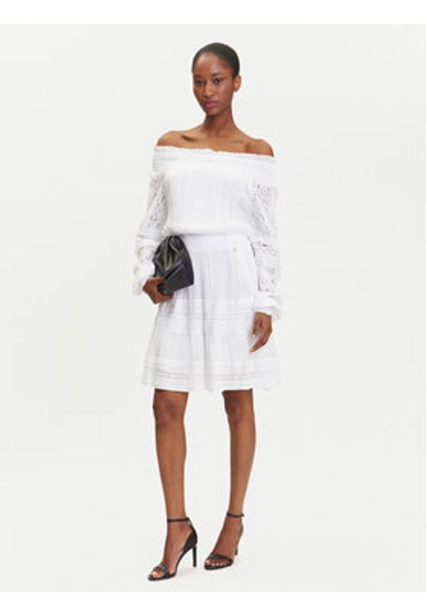 Guess Sukienka codzienna W5GK24 WE550 Biały Classic Fit. Okazja: na co dzień. Kolor: biały. Materiał: wiskoza. Typ sukienki: proste. Styl: casual