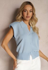 Renee - Niebieska Casualowa Bluzka Polo w Stylu Dzianinowej Kamizelki z Usztywnionymi Ramionami Aidelma. Okazja: na co dzień. Typ kołnierza: polo. Kolor: niebieski. Materiał: dzianina. Długość rękawa: krótki rękaw. Długość: krótkie. Styl: casual