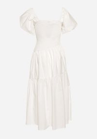 Born2be - Biała Rozkloszowana Marszczona Sukienka z Wiskozą i Bufiastymi Rękawami oraz Falbanką Larnovia. Okazja: na imprezę, na co dzień. Kolor: biały. Materiał: wiskoza. Typ sukienki: proste. Styl: casual, elegancki #4