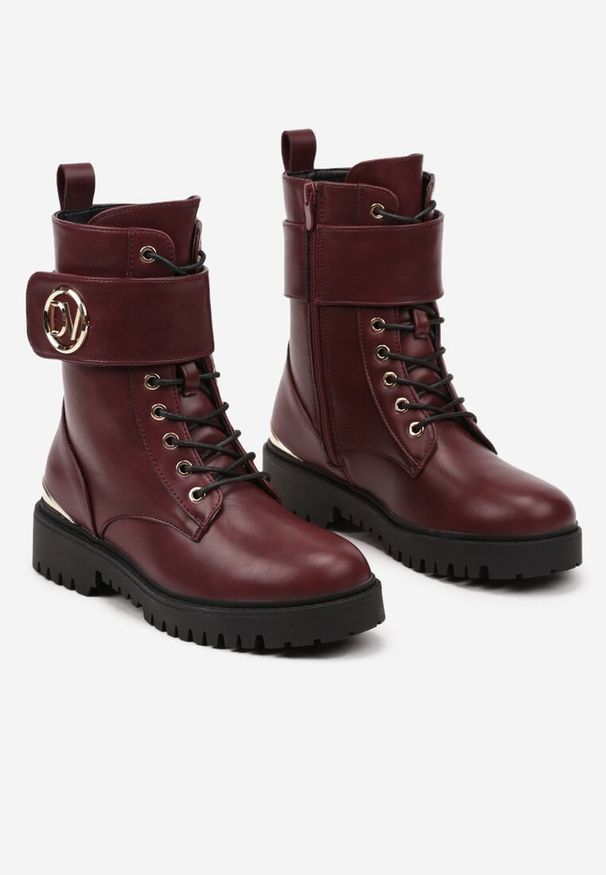 Born2be - Bordowe Botki Workery z Metalicznymi Aplikacjami i Dodatkowym Rzepem przy Cholewce Deolla. Zapięcie: rzepy. Kolor: czerwony. Materiał: jeans. Szerokość cholewki: normalna. Wzór: aplikacja. Obcas: na obcasie. Styl: klasyczny, rockowy. Wysokość obcasa: średni