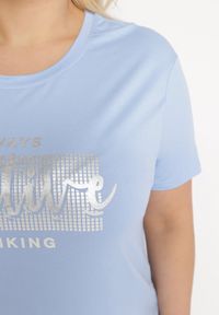 Born2be - Jasnoniebieski T-shirt z Ozdobnym Nadrukiem z Metalicznym Połyskiem Neomania. Kolor: niebieski. Wzór: nadruk #6