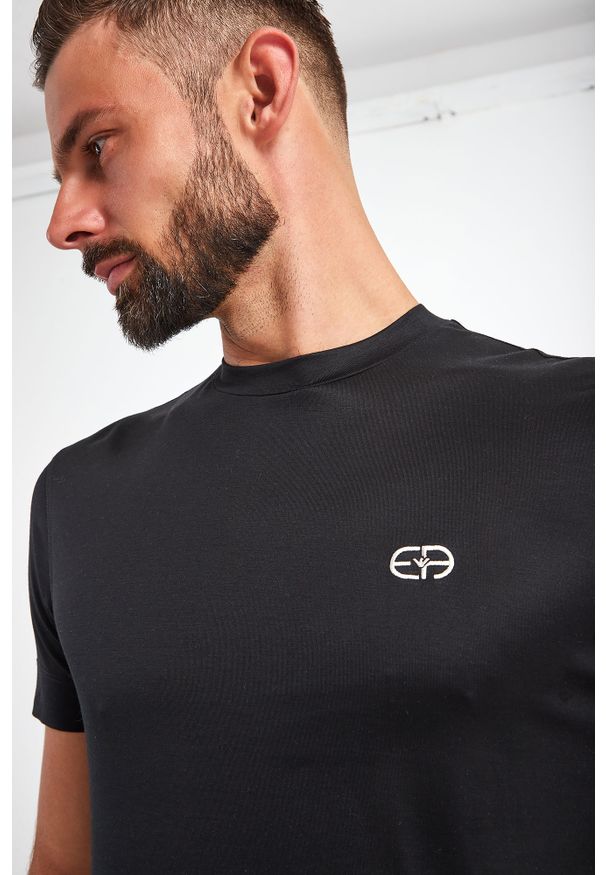 Emporio Armani - T-SHIRT EMPORIO ARMANI. Długość rękawa: krótki rękaw. Długość: krótkie. Wzór: haft