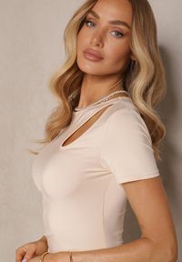 Renee - Jasnobeżowa Sukienka Bodycon z Marszczeniem w Talii i Krótkimi Rękawami Aterezza. Okazja: na co dzień. Kolor: beżowy. Materiał: skóra. Długość rękawa: krótki rękaw. Typ sukienki: bodycon. Styl: klasyczny, casual #3