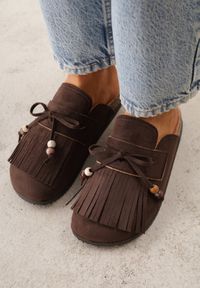 Renee - Brązowe Klapki Mule na Płaskiej Podeszwie z Frędzlami Kokardą i Koralikami Zinriara. Okazja: na co dzień. Nosek buta: otwarty. Kolor: brązowy. Materiał: jeans. Wzór: haft, aplikacja. Obcas: na płaskiej podeszwie. Styl: boho, casual, elegancki #1