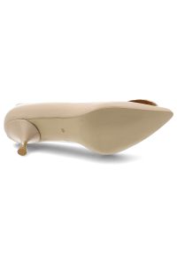 CheBello - Czółenka damskie Chebello, ze skóry naturalnej licowej szpiczasty nosek metalowa ozdoba na przodzie niski obcas typu kitten heel, beżowe, 4929_-308-0. Okazja: na spotkanie biznesowe. Nosek buta: szpiczasty. Kolor: beżowy. Materiał: skóra. Wzór: aplikacja. Obcas: na obcasie. Styl: biznesowy, elegancki. Wysokość obcasa: niski #2