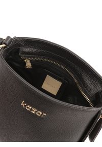 Kazar - Czarna skórzana torebka z brelokiem. Kolor: czarny. Wzór: aplikacja. Dodatki: z breloczkiem. Materiał: skórzane. Styl: elegancki, casual, klasyczny #2
