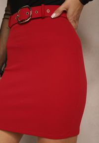 Renee - Bordowa Spódnica Ołówkowa High Waist Ozdobiona Paskiem z Metaliczną Klamrą Avarie. Stan: podwyższony. Kolor: czerwony. Materiał: dzianina. Wzór: aplikacja #4