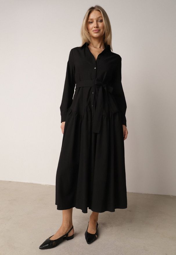 Born2be - Czarna Koszulowa Sukienka z Bawełną i Wiskozą Ozdobiona Paskiem Viviedah. Okazja: na co dzień. Kolor: czarny. Materiał: wiskoza, bawełna. Wzór: aplikacja. Typ sukienki: koszulowe. Styl: casual