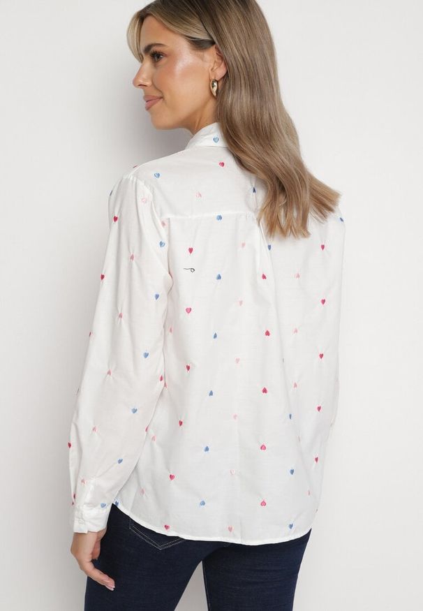 Born2be - Biała Koszula z Dodatkiem Bawełny Ozdobiona Kieszonką i Haftami Serc Meristia. Kolor: biały. Materiał: bawełna. Wzór: aplikacja, haft. Styl: elegancki