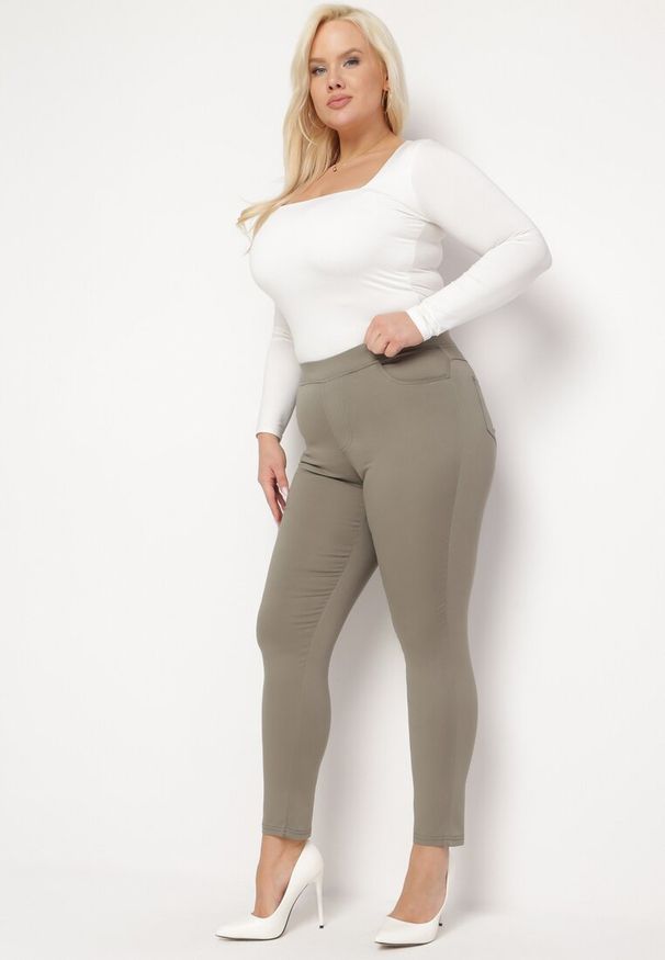 Born2be - Ciemnozielone Spodnie Regular z Elastyczną Talią i Wsuwanymi Kieszonkami Astridda. Okazja: na co dzień. Kolekcja: plus size. Kolor: zielony. Styl: casual