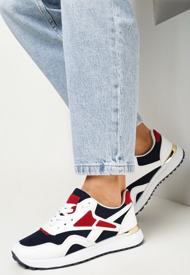 Born2be - Biało-Granatowe Sneakersy Zdobione Wstawkami Garcia. Okazja: na co dzień. Nosek buta: okrągły. Zapięcie: sznurówki. Kolor: biały. Materiał: jeans, materiał. Wzór: aplikacja. Obcas: na obcasie, na płaskiej podeszwie. Wysokość obcasa: niski