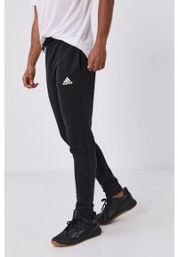 Adidas - adidas Spodnie męskie kolor czarny gładkie. Okazja: na co dzień. Kolor: czarny. Materiał: dzianina, poliester. Wzór: gładki. Styl: casual