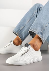 Renee - Biało-Czarne Tenisówki Ozdobione Cyrkoniami i Perforacją Liradena. Okazja: na co dzień. Kolor: biały. Materiał: jeans. Wzór: aplikacja. Styl: casual