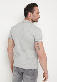 Born2be - Szara Bawełniana Koszulka Polo z Krótkim Rękawem i Kołnierzykiem Ozdobiona Paskami Vinneli. Okazja: na spotkanie biznesowe. Typ kołnierza: polo. Kolor: szary. Materiał: bawełna. Długość rękawa: krótki rękaw. Długość: krótkie. Wzór: aplikacja. Styl: klasyczny, biznesowy, sportowy, elegancki #6