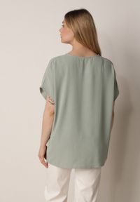 Born2be - Jasnozielona Bluzka z Bawełną o Nietoperzowym Kroju z Guzikami Mistwin. Okazja: do pracy, na co dzień. Kolor: zielony. Materiał: bawełna. Styl: klasyczny, casual #6