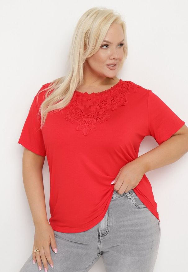 Born2be - Czerwony Klasyczny T-shirt z Koronką przy Dekolcie Fioma. Okazja: na spotkanie biznesowe. Kolor: czerwony. Materiał: koronka. Wzór: koronka. Styl: klasyczny