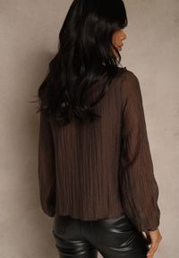 Renee - Brązowa Koszulowa Bluzka z Dekoltem V i Falbankami Calomia. Okazja: do pracy, na spotkanie biznesowe. Typ kołnierza: kołnierz z falbankami. Kolor: brązowy. Materiał: skóra, jeans. Styl: biznesowy #4