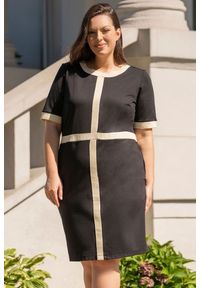 KARKO - Sukienka elegancka z ozdobnym wysmuklającym lampasem GABORA czarna PROMOCJA. Okazja: do pracy, na imprezę, na randkę, na co dzień. Kolekcja: plus size. Kolor: czarny. Materiał: poliester, dzianina, elastan, wiskoza. Długość rękawa: krótki rękaw. Typ sukienki: proste, dla puszystych, dopasowane. Styl: elegancki. Długość: midi